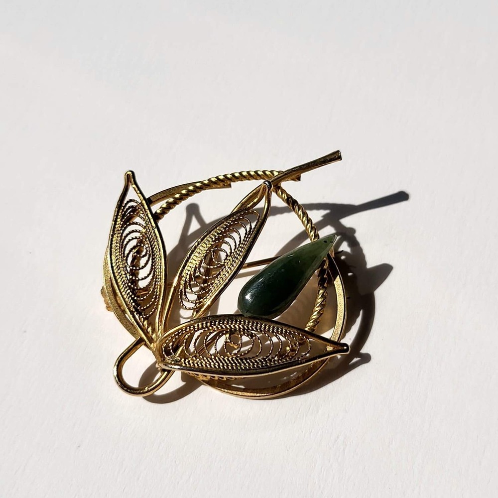 Vintage 12K Gold Filled Jade Leaf Brooch Pendant Small Gold Green Filigree
